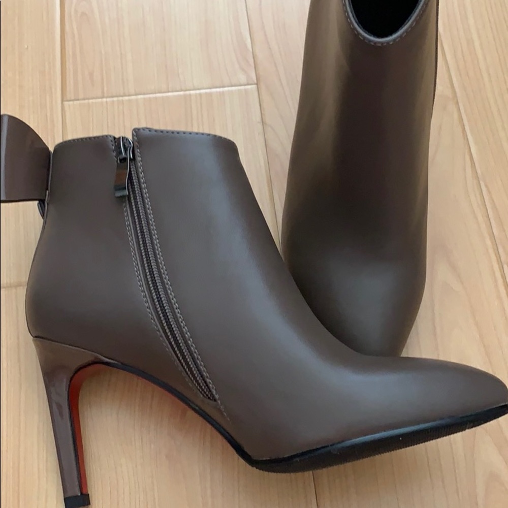 Leather heeled boots with ribbons.new 100%with box